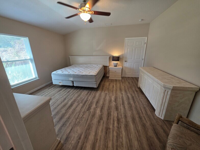 Building Photo - 5140 SE 29th St