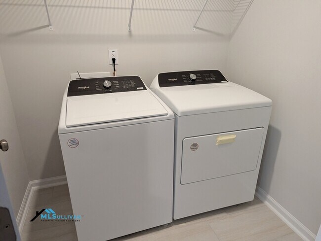 Building Photo - 5866 Woodlawn Dr