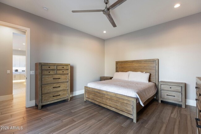 Building Photo - 2252 E South Mountain Ave