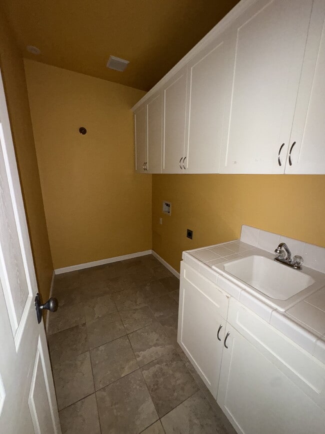 Building Photo - Luxurious 4-Bed, 3.5-Bath Retreat in Chowchilla - Spacious 2,379 Sq Ft Home Awaits!