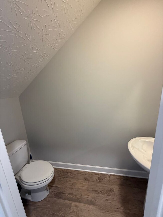 Building Photo - 2 Bed/2.5 Bath Townhome with Garage (Trash Included)