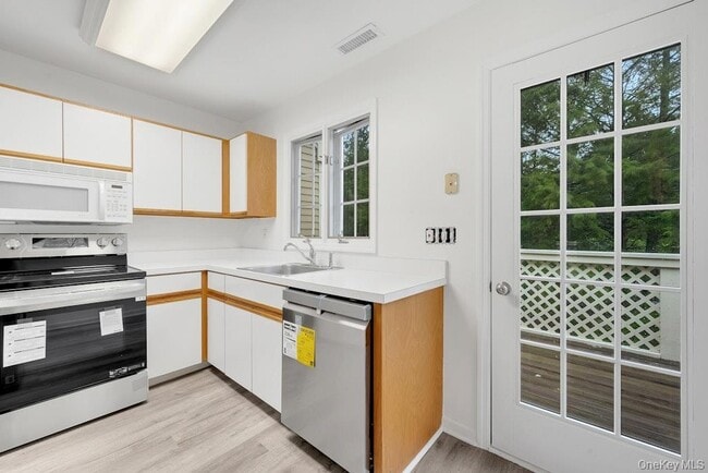 Building Photo - 2102 Martingale Dr