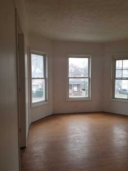 Living Room - 372 Glenwood Ave
