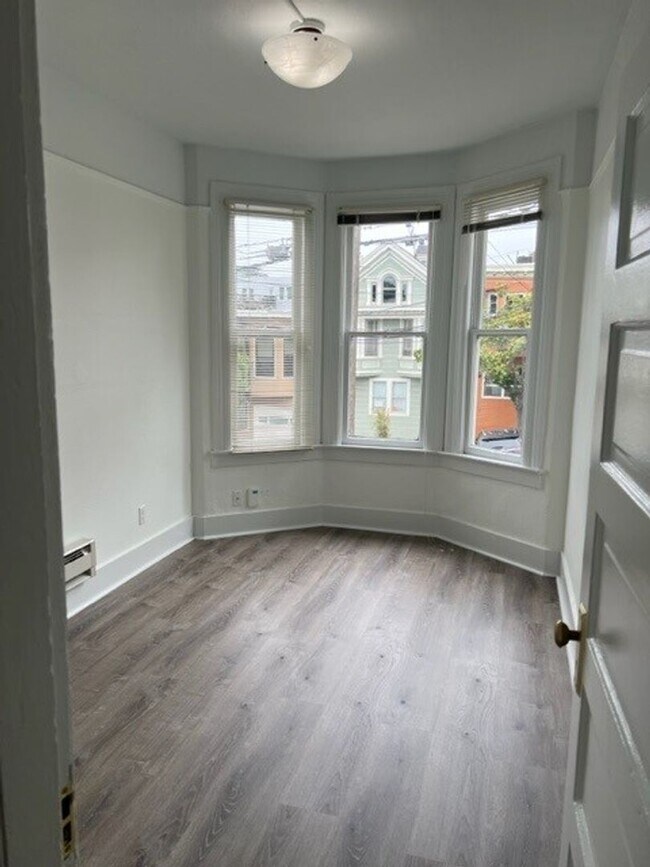 Building Photo - 632