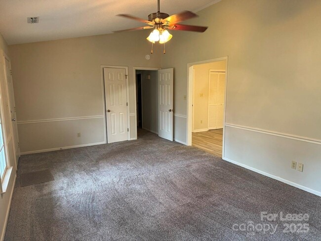 Building Photo - 578 Wren Rd