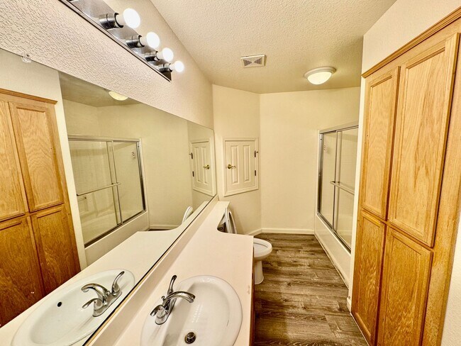 Building Photo - REDUCED!!! 4 Bedroom, 3 Bath Tri-Level Hom...