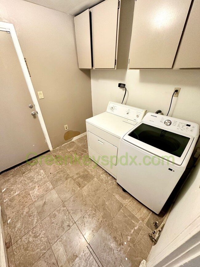 Building Photo - 2 Bedroom House with Backyard full of Frui...