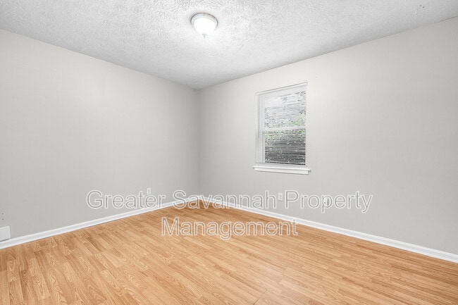 Building Photo - 615 W Tietgen St