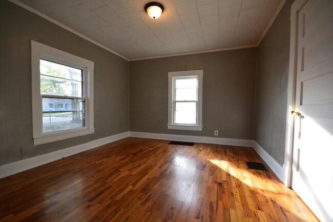 Building Photo - 3 Bedroom Home with lots of EXTRAS