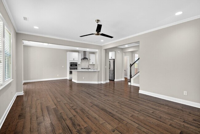 Building Photo - “5-Bedroom Home with Bonus Room & Resort-S...