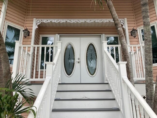 Building Photo - Family Friendly water front 3 Bedroom 3 bath Home with dock & lift -unfurnished-Available NOW