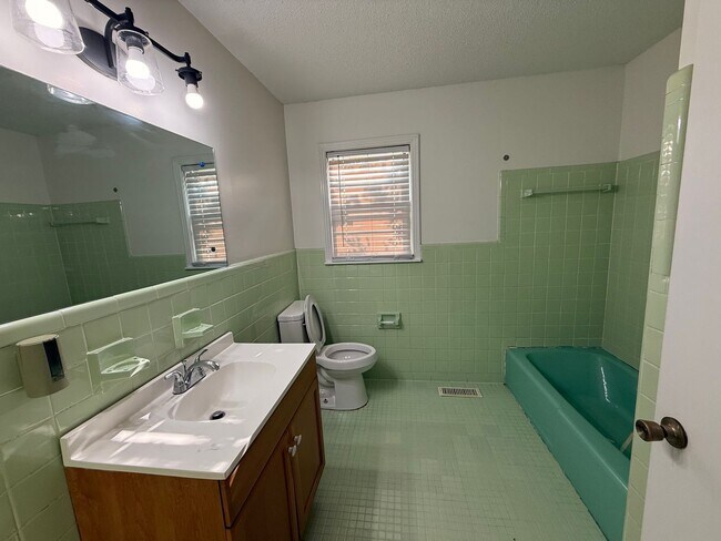 Building Photo - 3 bed 2 bath in the heart of the city