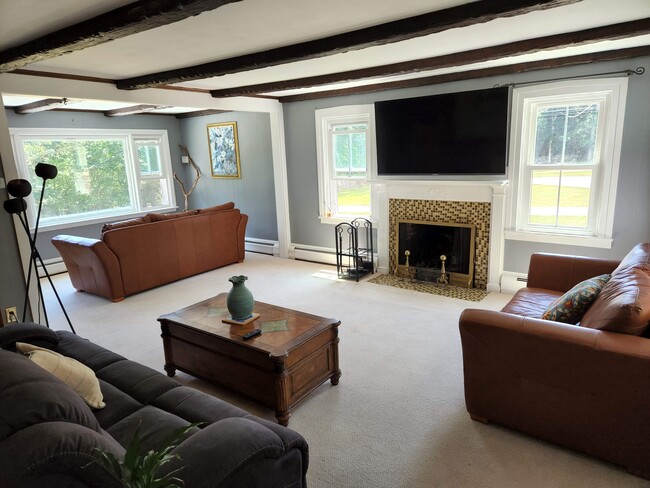 Living room - 1296 Drift Rd
