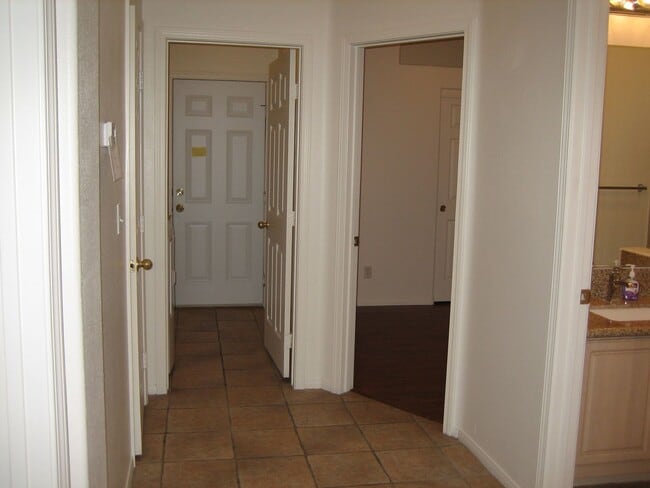 Building Photo - Single story, gated, 3bed, 2bath, 2car garage, Club house, Community Pool, Spa, Fitness room, CCRs