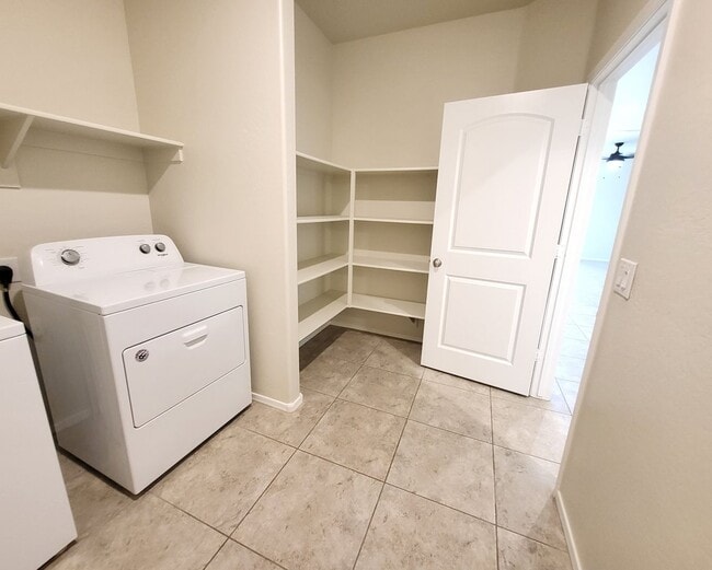 Building Photo - 3 Bedroom 2 Bathroom Magma Ranch Home