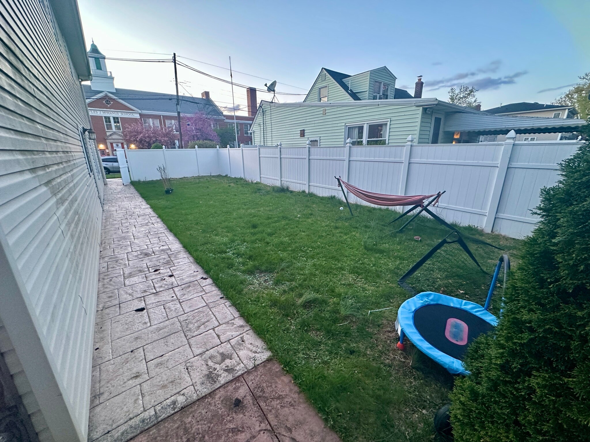 Building Photo - 327 Edgewood Rd