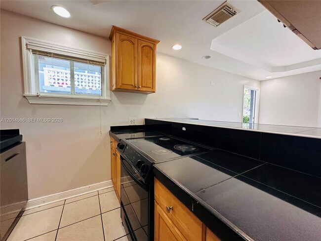 Building Photo - 2033 Calais Dr