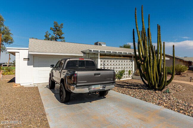 Building Photo - 10824 W Crosby Dr