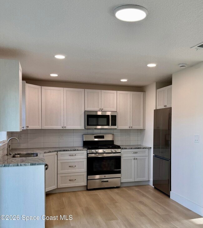 Building Photo - 557 Chantilly Dr