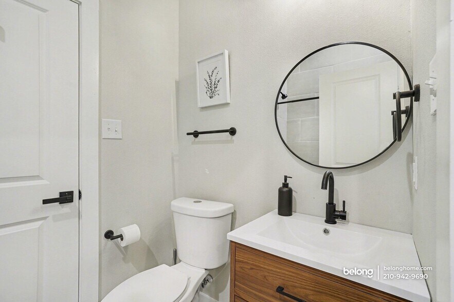 Building Photo - 1725 E Crockett St