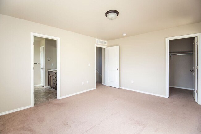 Building Photo - Spacious 3 Bedroom Single-Family Home with Modern Features