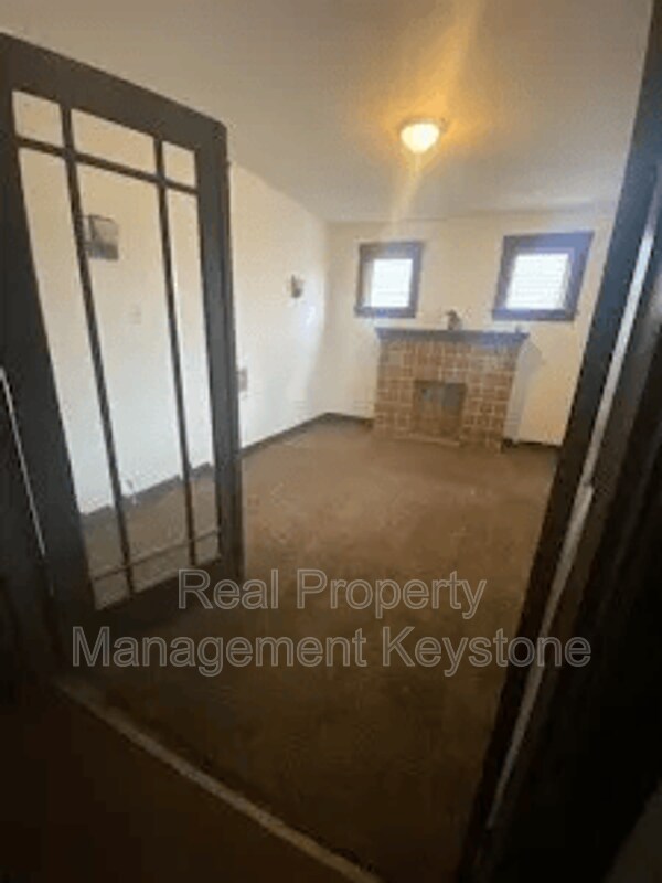 Building Photo - 122 E 16th Ave