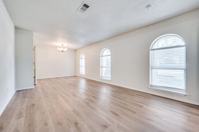 Building Photo - 1710 Green Oaks Dr