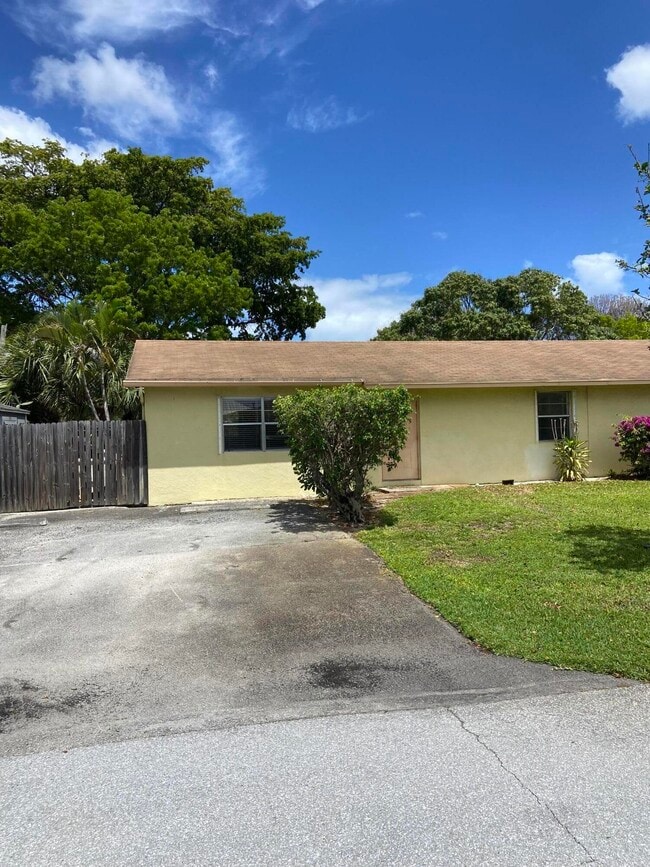 Building Photo - 1104 NE 3rd Ave