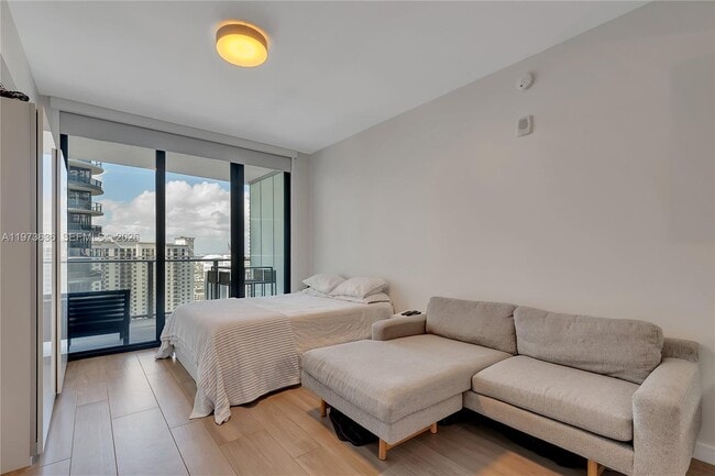 Building Photo - 1010 Brickell Ave