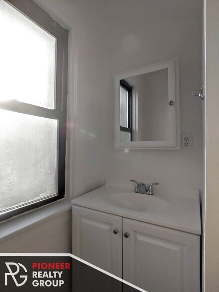 Building Photo - 822 W Waveland Ave