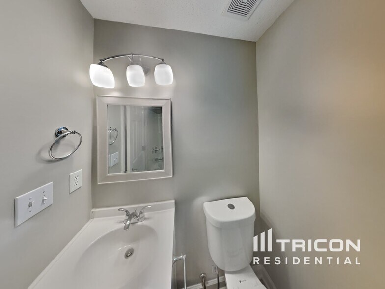 Building Photo - 2432 Egret Dr