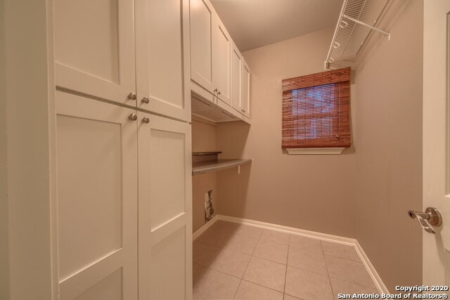 Building Photo - Situated on a desirable corner cul-de-sac lot!!