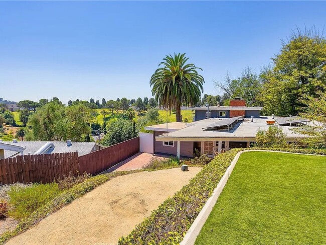 Building Photo - Gorgeous 3 bd 2 ba + Den Single Family hom...