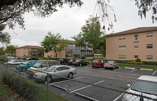 Primary Photo - Hawthorne Condominium