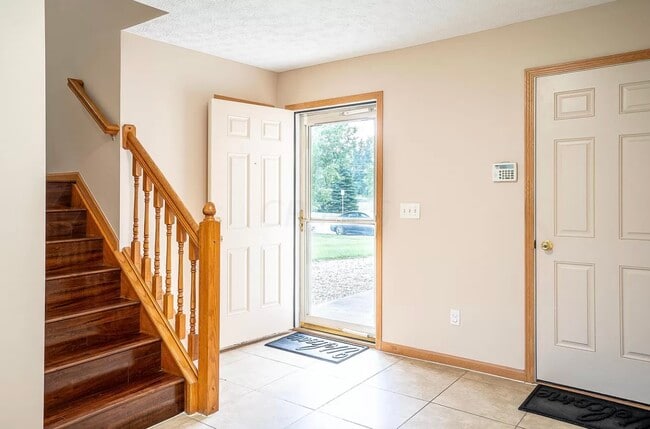 Building Photo - 5865 Summerlawn Dr