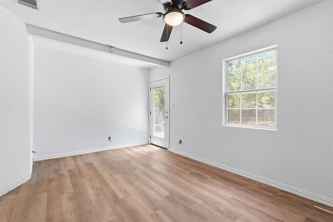 Building Photo - 1127 Denfield St