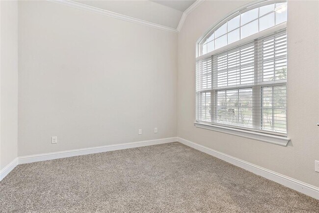 Building Photo - 2004 Highland Ridge Rd