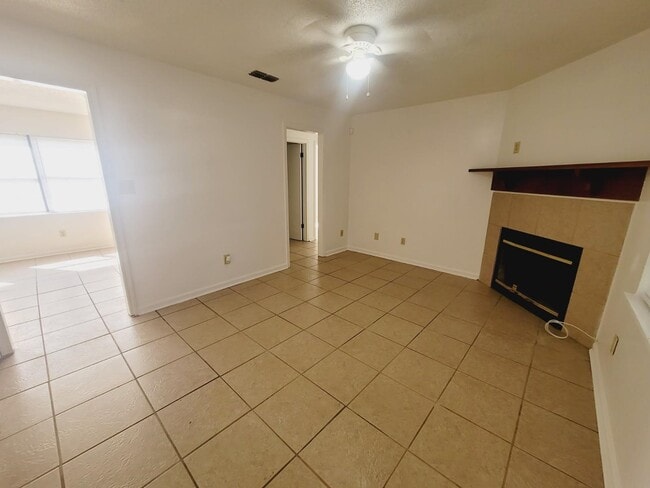 Building Photo - 5800 Japonica Ct