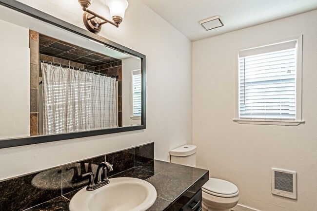 Building Photo - Fully Remodeled 3BR/1BA in the Heart of Bend