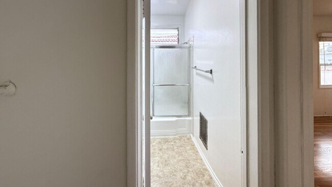 Building Photo - 25 19th Ave