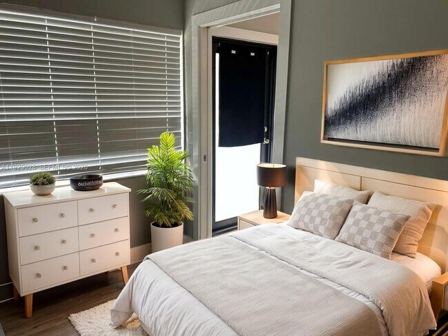 Building Photo - 335 SW 20th St