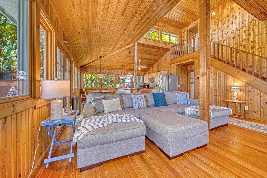 Building Photo - 643 Lakeshore Dr