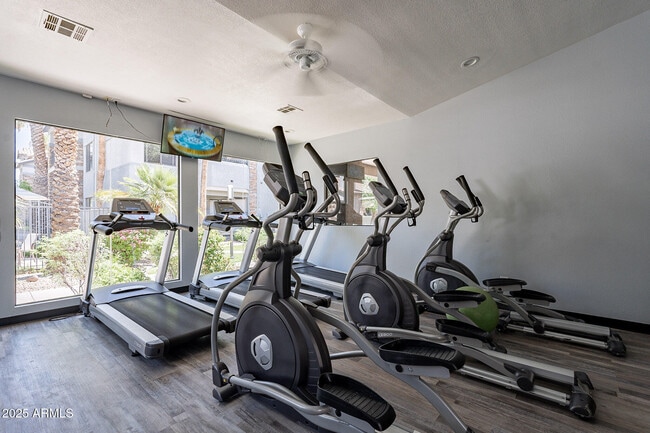 Building Photo - 2025 E Campbell Ave