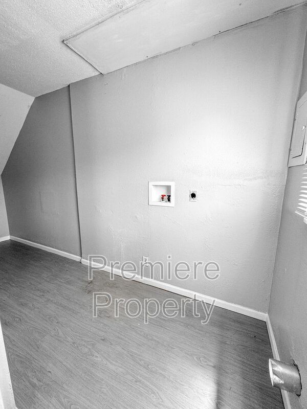 Building Photo - 801 E Bannister Rd