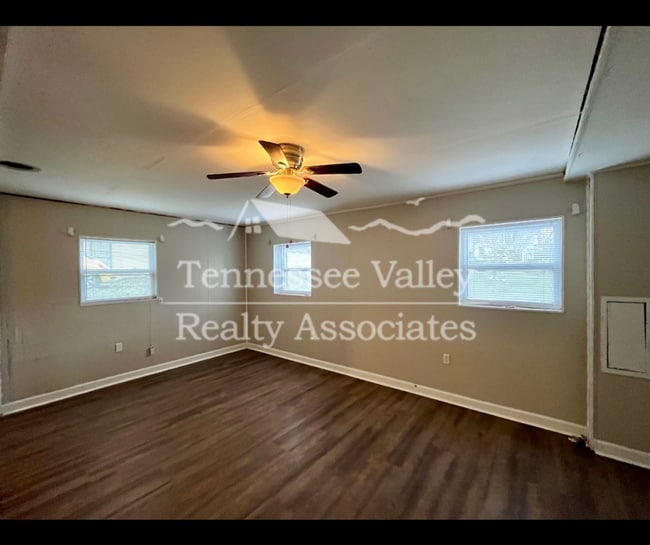 Building Photo - Spacious 3 bed/1.5 bath split foyer in Hid...