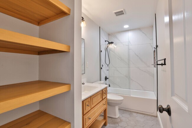 Building Photo - 520 Camino Dr