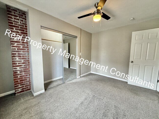 Building Photo - 2 Bed 1 bath lower- level apartment in North Kansas City!