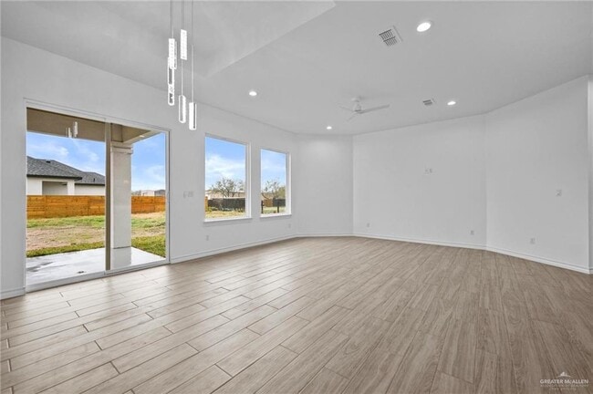 Building Photo - 31 E Conroe Rd