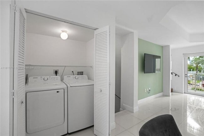 Building Photo - 2 bedroom in Aventura FL 33160