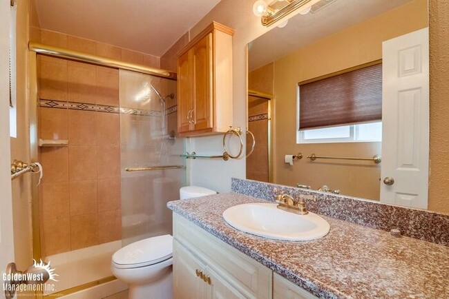 Building Photo - Stunning 3Bdm 2Ba Home with Sparkling Pool...